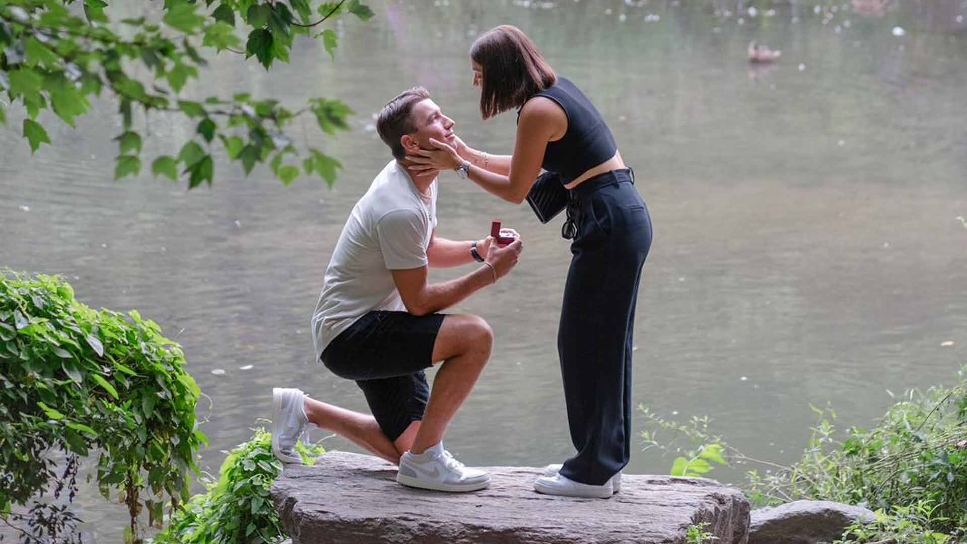 Jackson Withrow gets engaged to Allie Sweeney in Central Park.