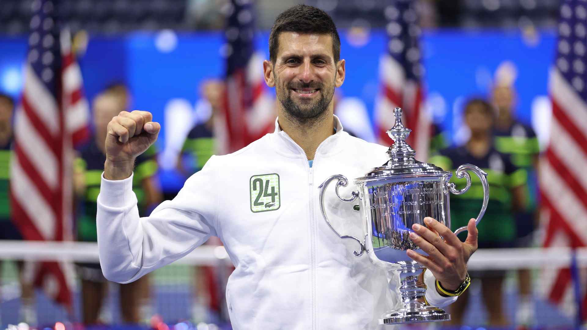 Novak Djokovic sostiene su 24º trofeo individual de Grand Slam en Nueva York.
