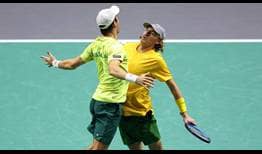 Matthew Ebden y Max Purcell celebran su victoria para Australia, el jueves en la fase de grupos de las finales de la Copa Davis.
