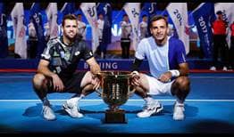 Ivan Dodig y Austin Krajicek posan con el trofeo de campeones del China Open 2023 en Pekín.