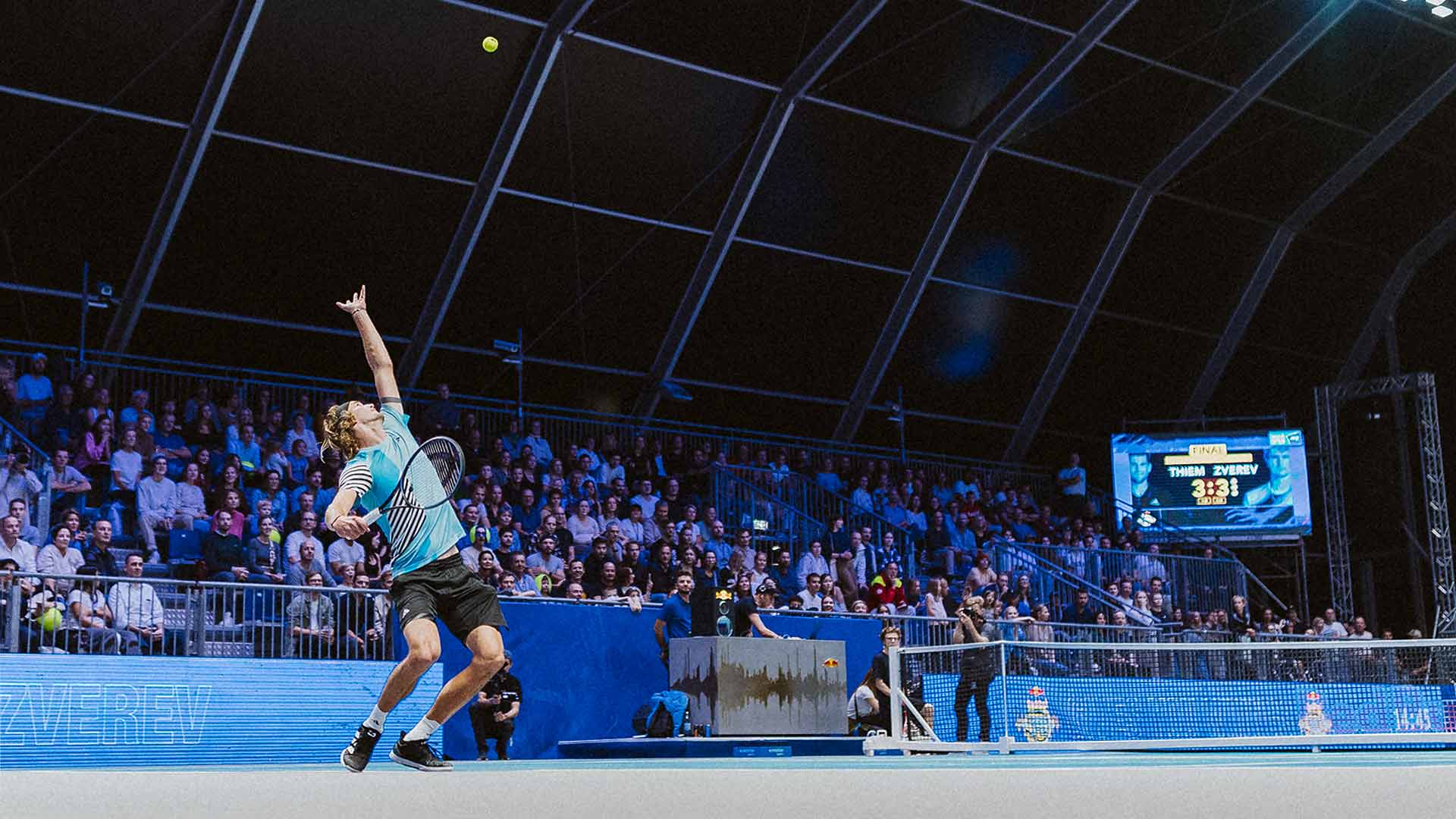 Alexander Zverev jugó en el evento de exhibición Red Bull Bassline el viernes en la cancha #glaubandich de Viena.