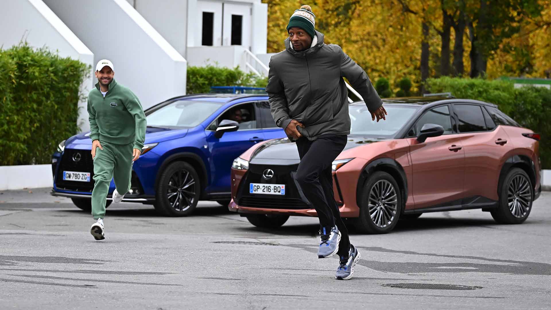 Grigor Dimitrov y Gael Monfils corren durante el Lexus Scavenger Hunt.