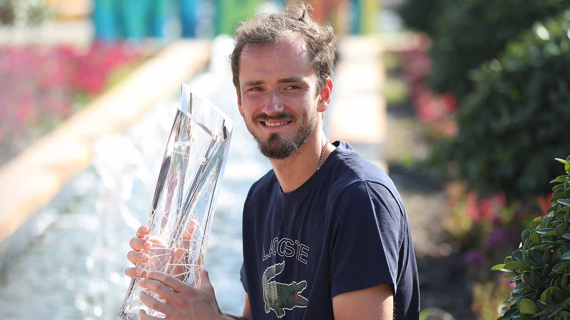 <a href='https://www.atptour.com/en/players/daniil-medvedev/mm58/overview'>Daniil Medvedev</a> with his Miami Open trophy in 2023.
