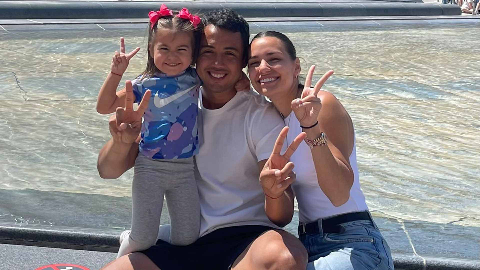 Hug Dellien sonríe junto a su esposa Camila y su hija Mila.