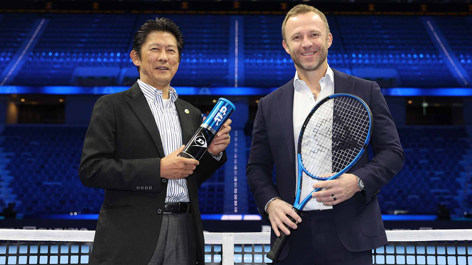 Ken Yamamoto, Director de Negocio de Deportes de Raqueta en Dunlop/Sumimoto Rubber Industries, y Massimo Calvelli, CEO de ATP, en el Pala Alpitour de Turín.