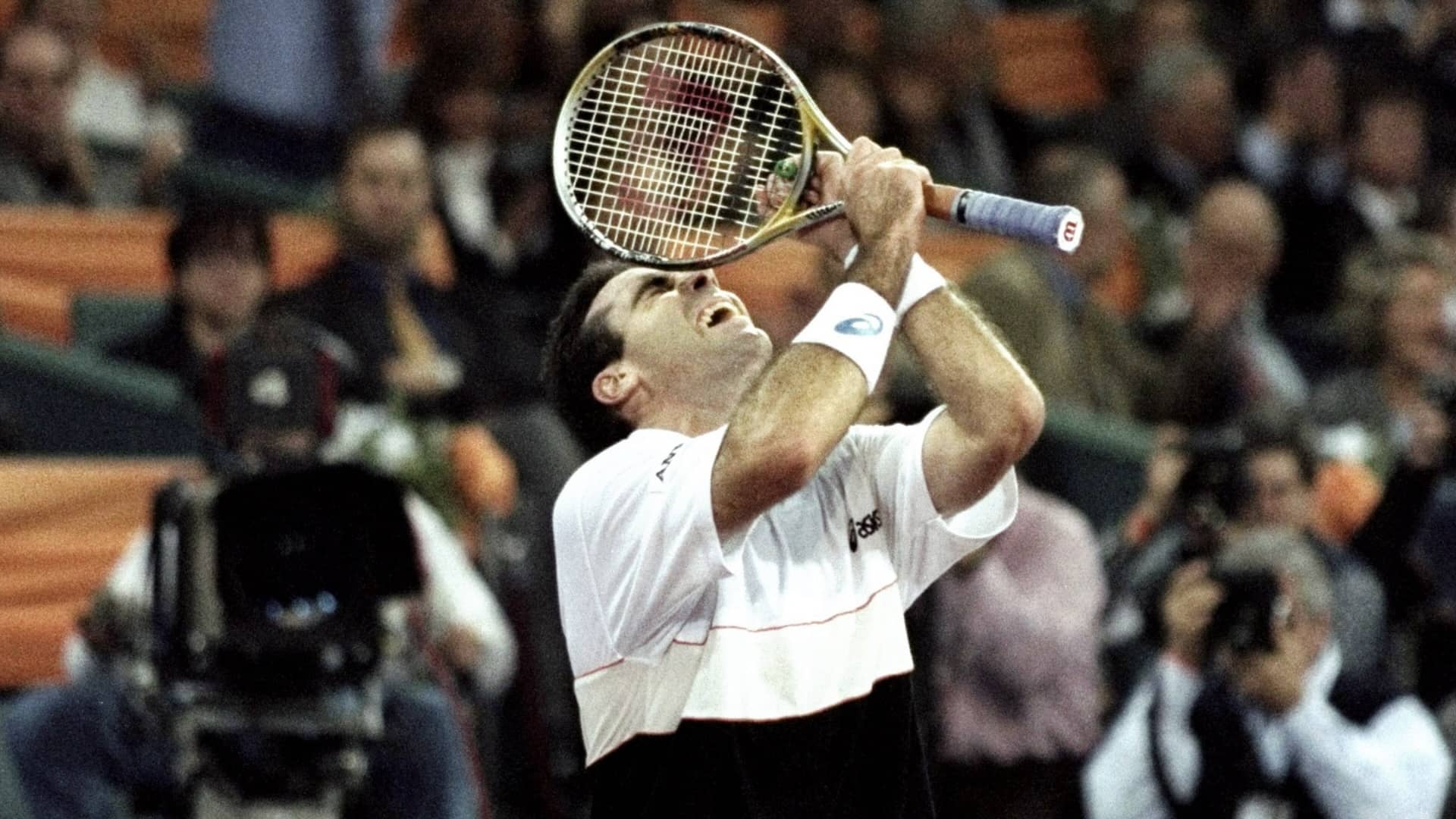 Alex Corretja defeated Andre Agassi and Pete Sampras en route to the title.