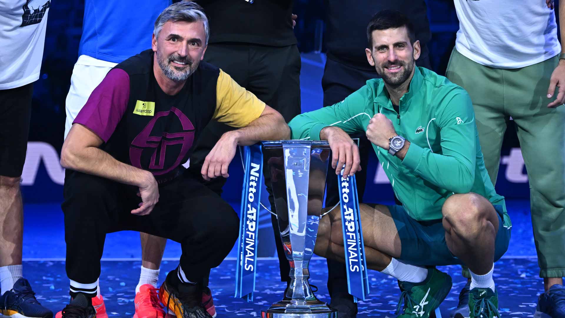 Goran Ivanisevic y Novak Djokovic celebran después de que el No. 1 del mundo derrotara a Jannik Sinner el domingo por la noche en Turín.