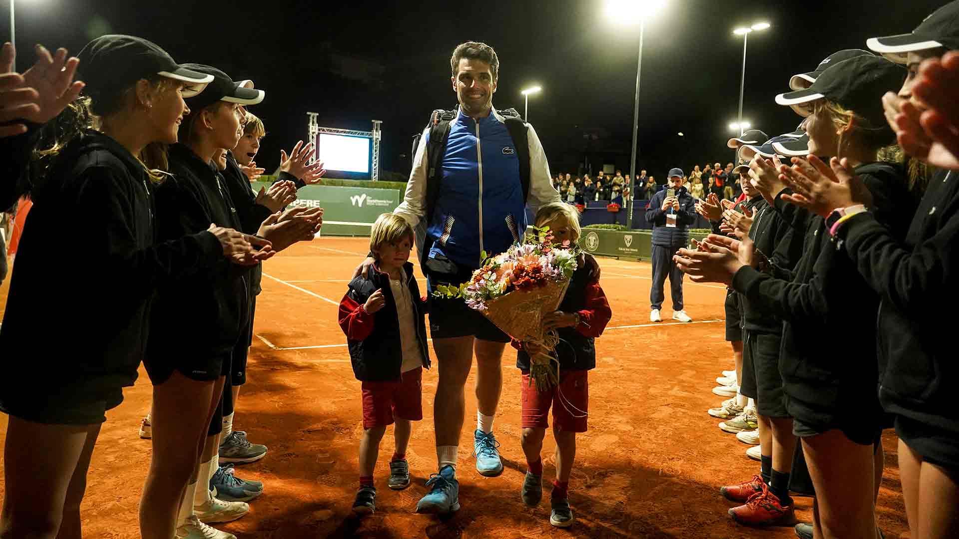 Pablo Andújar sale de pista en el último partido de su carrera en la Copa Faulcombridge en Valencia.