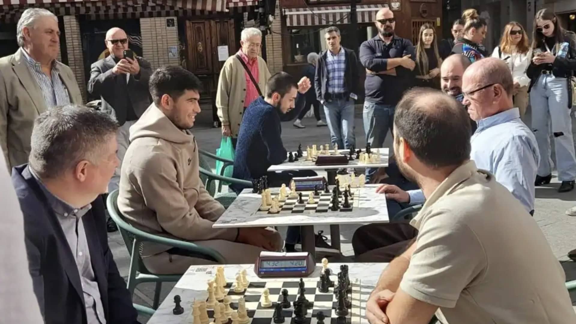 Carlos Alcaraz playing chess in Murcia's Plaza de las Flores.