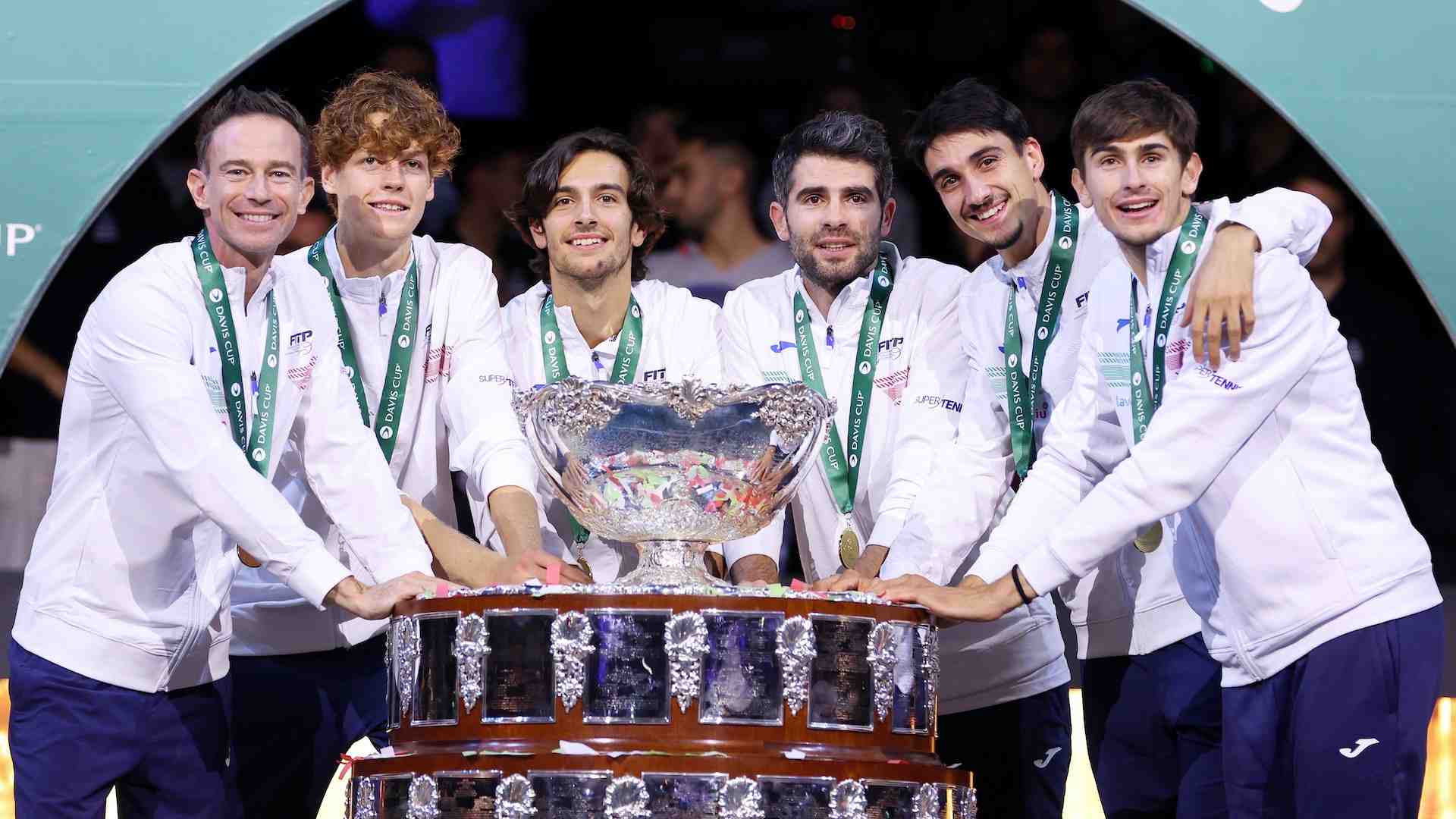El equipo italiano posa con el trofeo de campeones en las Davis Cup Finals 2023 en Málaga.