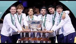 El equipo italiano posa con el trofeo de campeones en las Davis Cup Finals 2023 en Málaga.