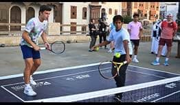 Luca Nardi forma equipo con un tenista junior de Jeddah durante una visita previa al torneo de Al-Balad.