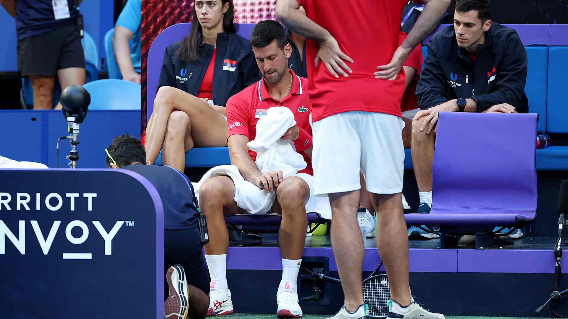 Novak Djokovic sufrió problemas en la muñeca esta primera semana de la temporada 2024.