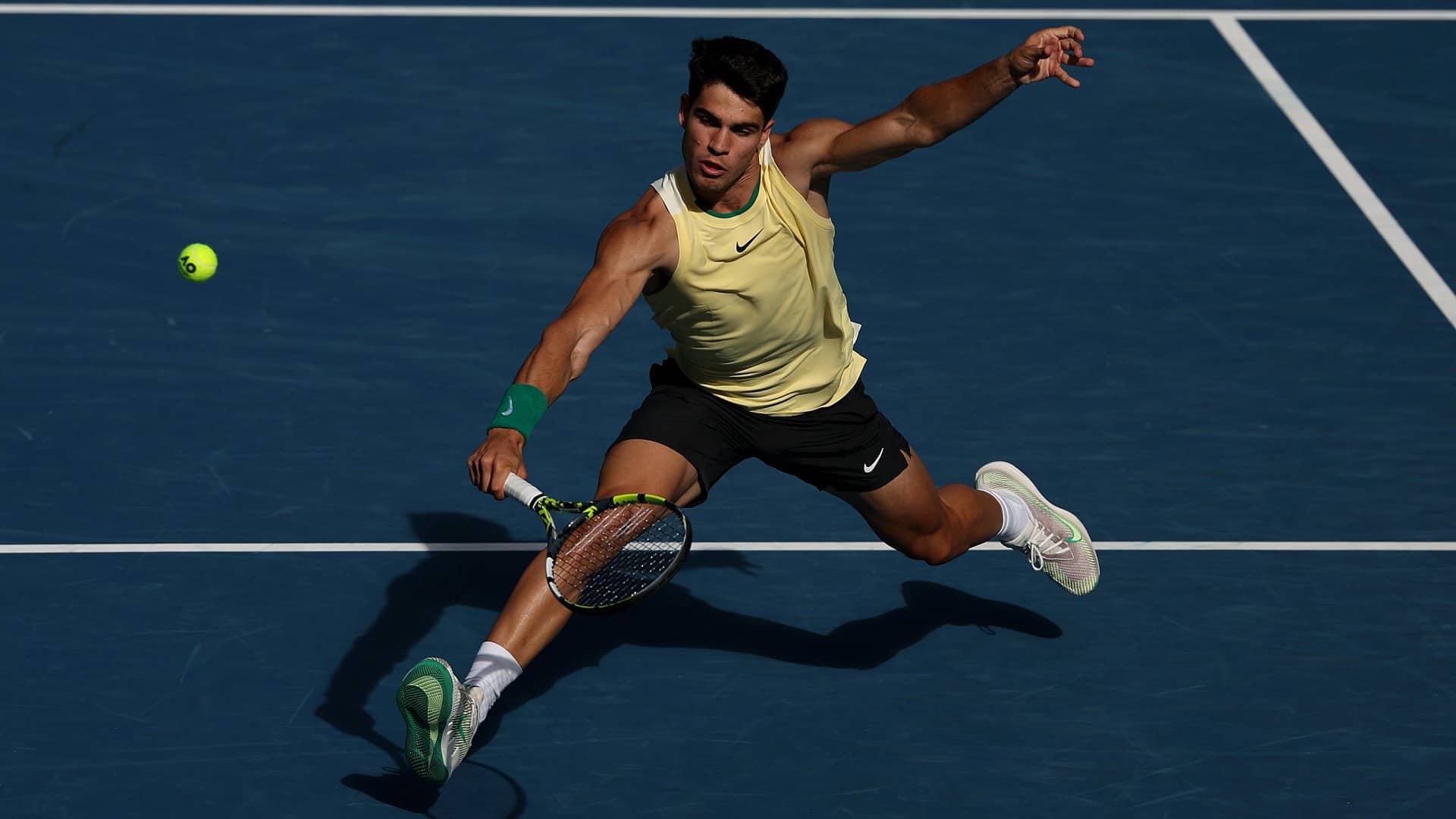 Carlos Alcaraz se mide ante Shang (18), en su primera vez en su carrera profesional ante un rival más joven. 