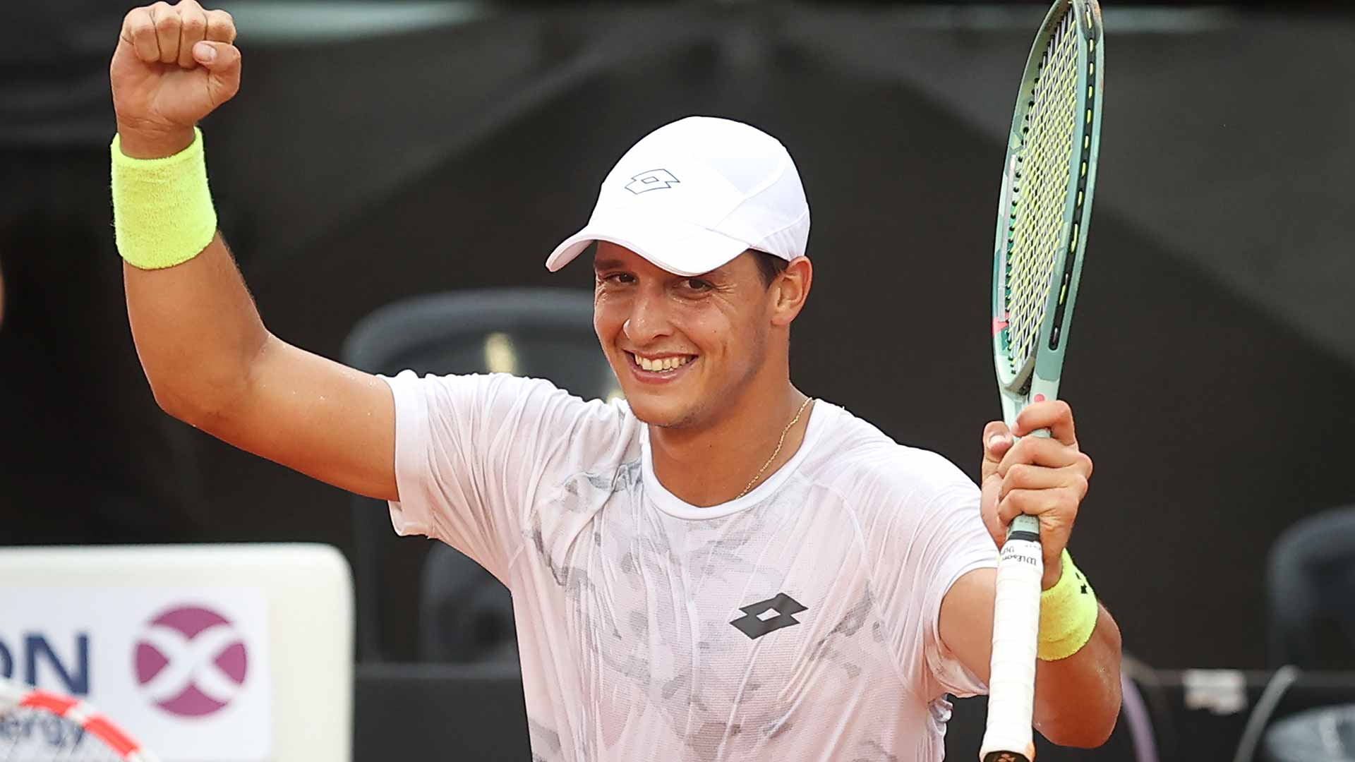 Luciano Darderi celebrates passage to his first ATP Tour quarter-final in Cordoba.