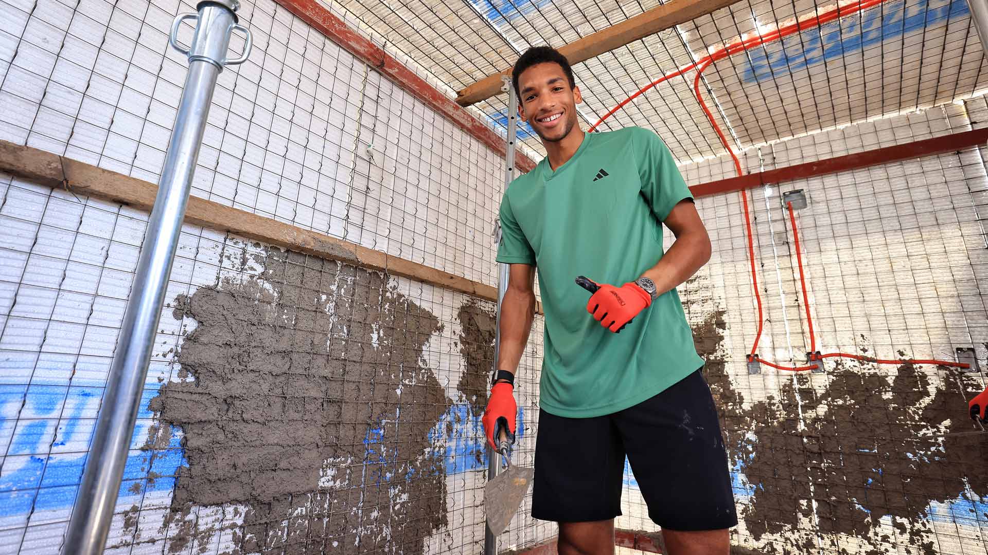 Felix Auger-Aliassime helps rebuild the home of Julio Zamora in Acapulco.