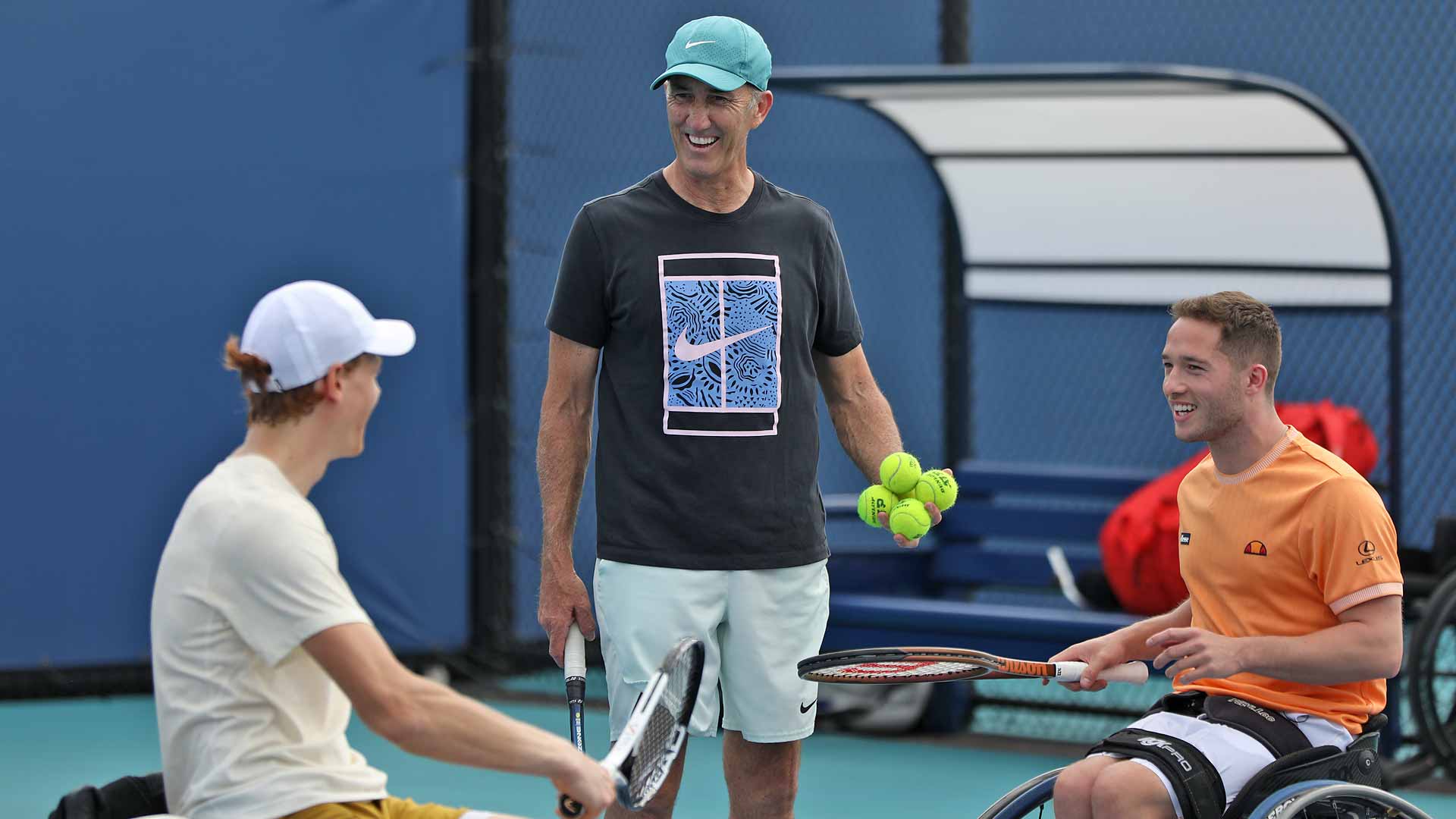 Darren Cahill pasó tiempo en la cancha de práctica con Jannik Sinner y la estrella del tenis en silla de ruedas Alfie Hewett a principios de esta semana.