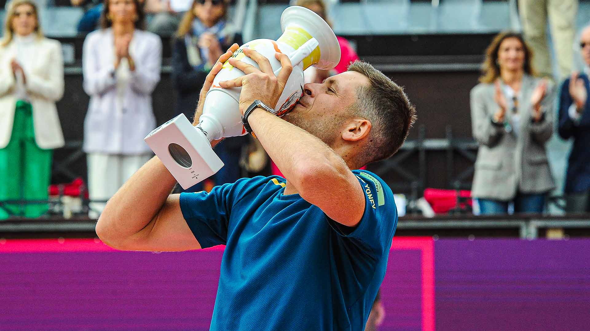 Hurkacz charges to first clay-court crown in Estoril