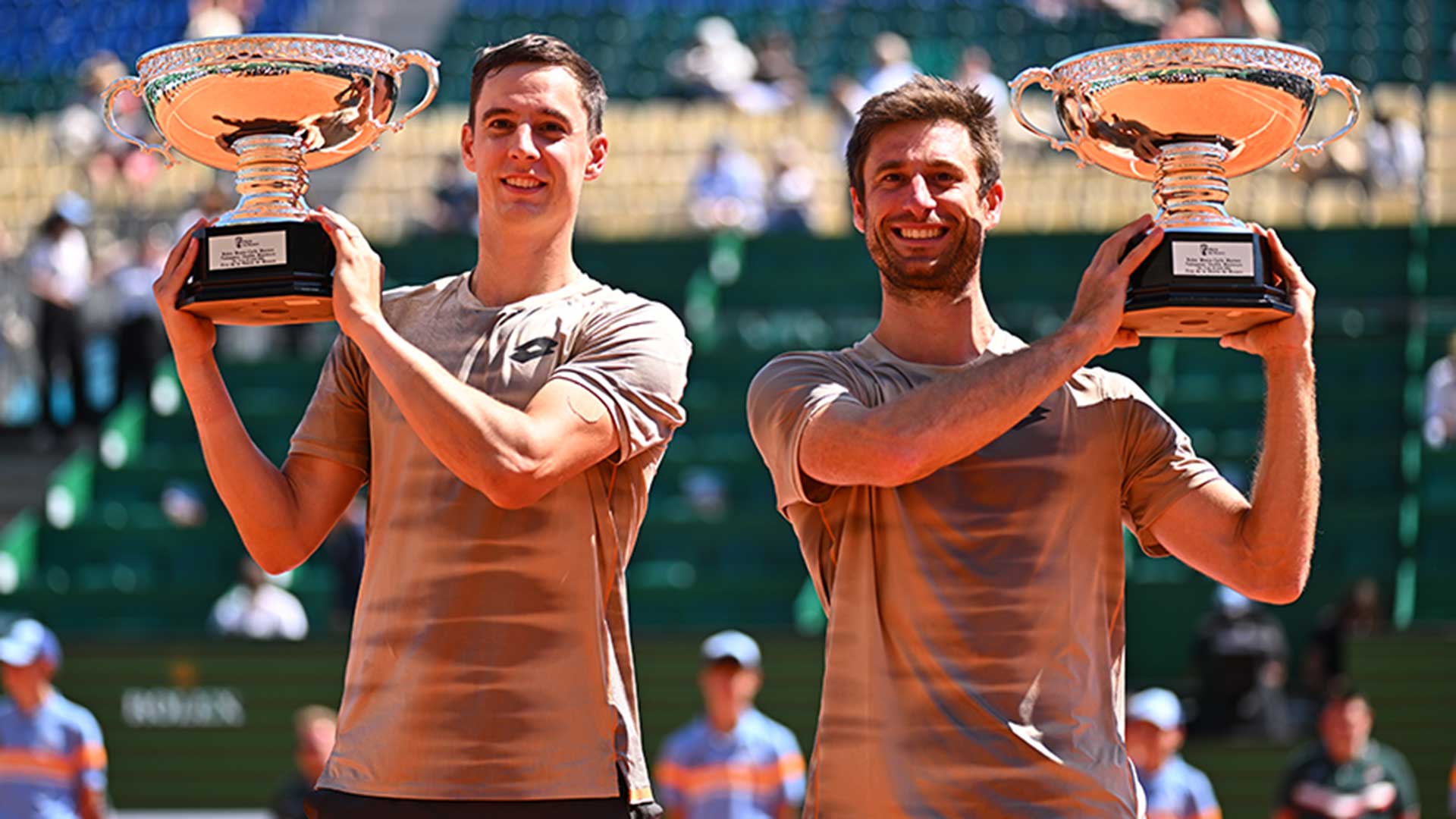 Joran Vliegen y Sander Gille levantan los trofeos de campeones en Montecarlo.