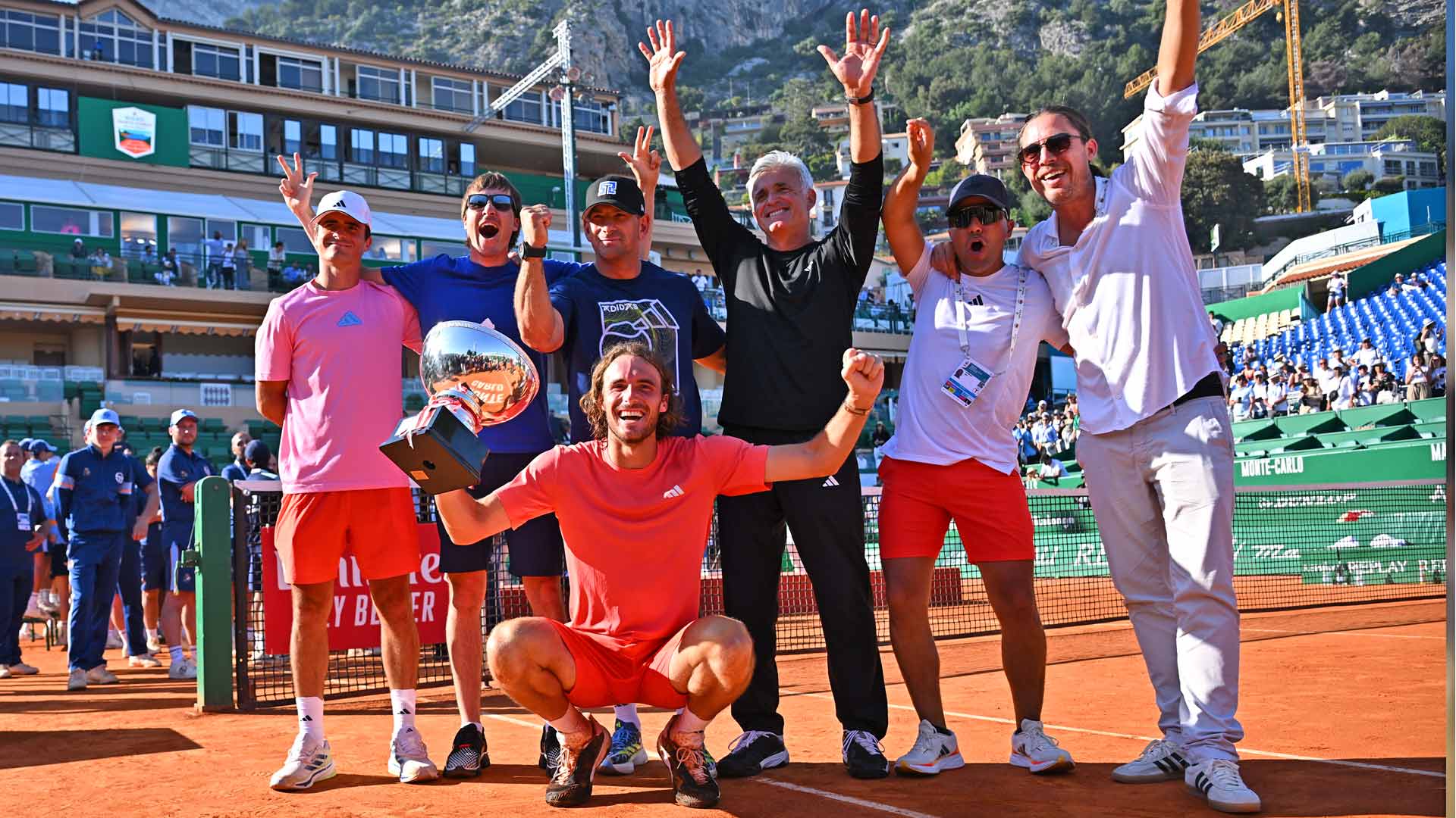 Stefanos Tsitsipas y su equipo celebran el triunfo del griego en Montecarlo.