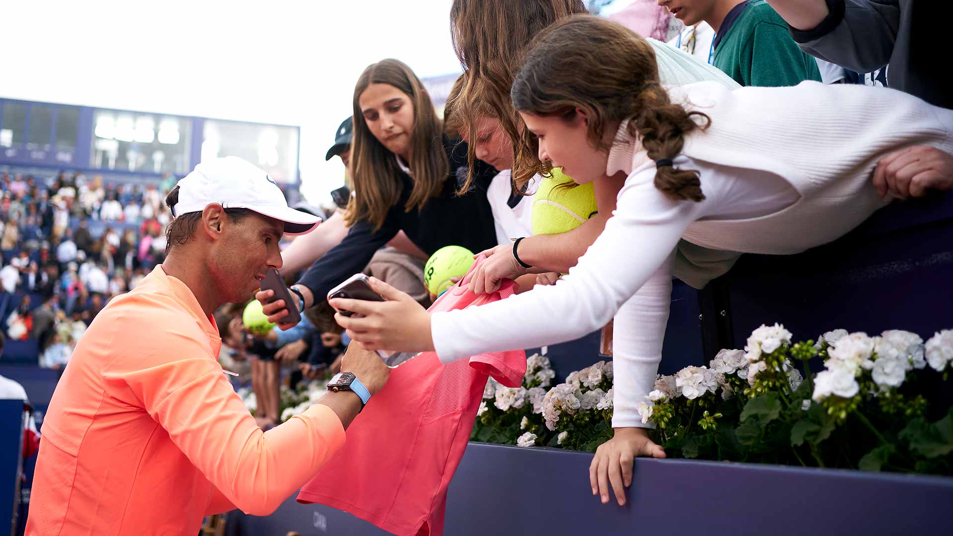 <a href='https://www.atptour.com/en/players/rafael-nadal/n409/overview'>Rafael Nadal</a> with fans