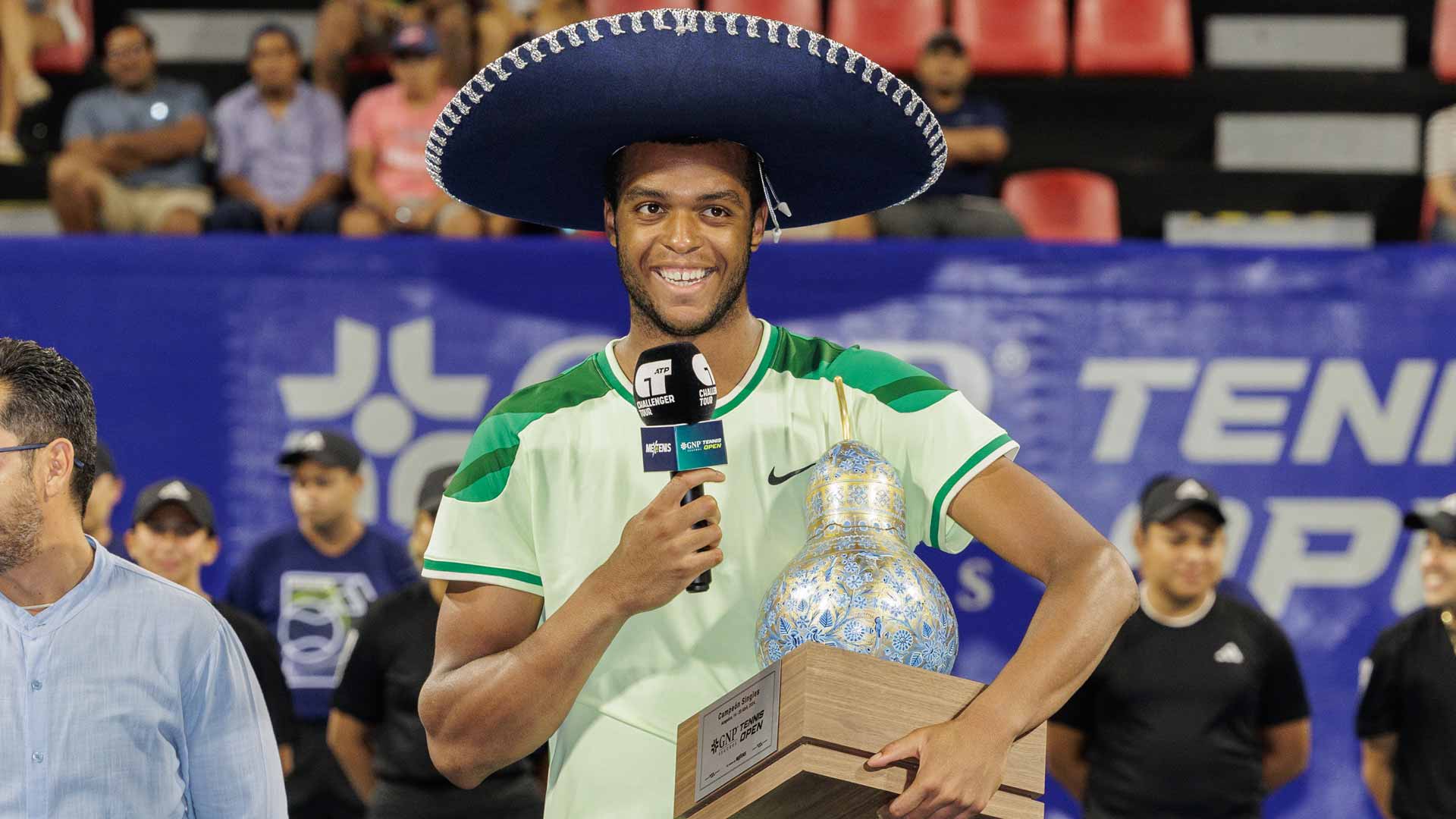 <a href='https://www.atptour.com/es/players/giovanni-mpetshi-perricard/m0gz/overview'>Giovanni Mpetshi Perricard</a> triumphs at the Acapulco Challenger.
