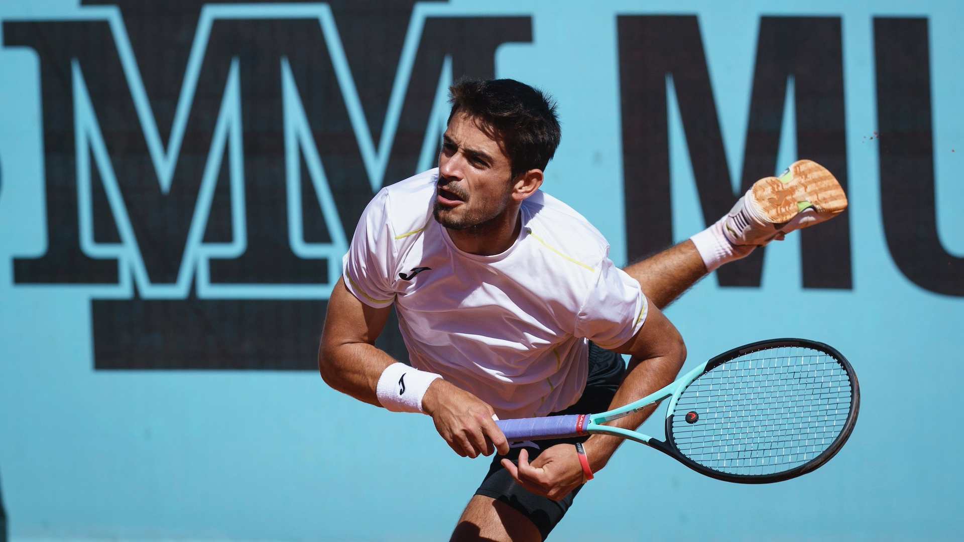 Mariano Navone conecta un servicio en el Mutua Madrid Open 2024.