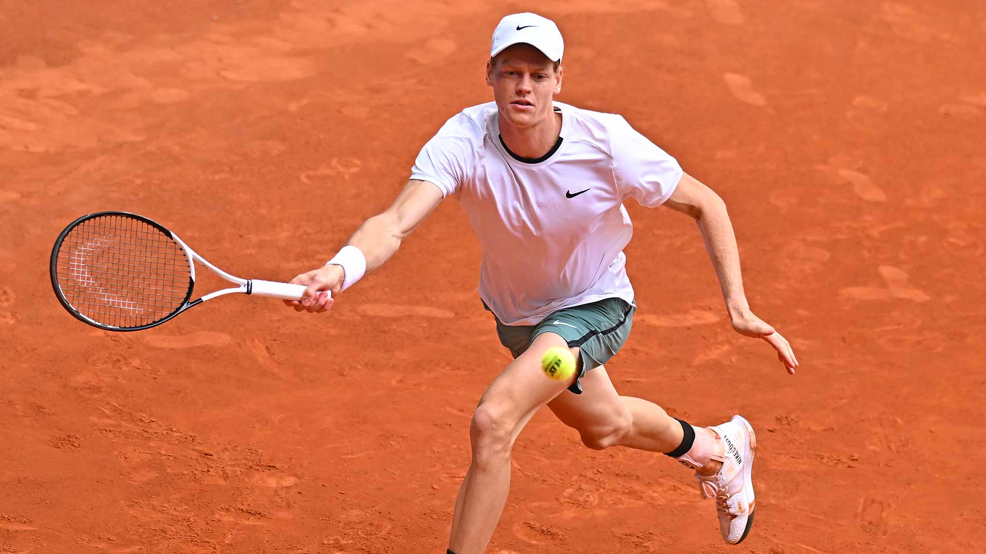 Sinner se mantiene fuerte ante Khachanov y firma los cuartos en Madrid