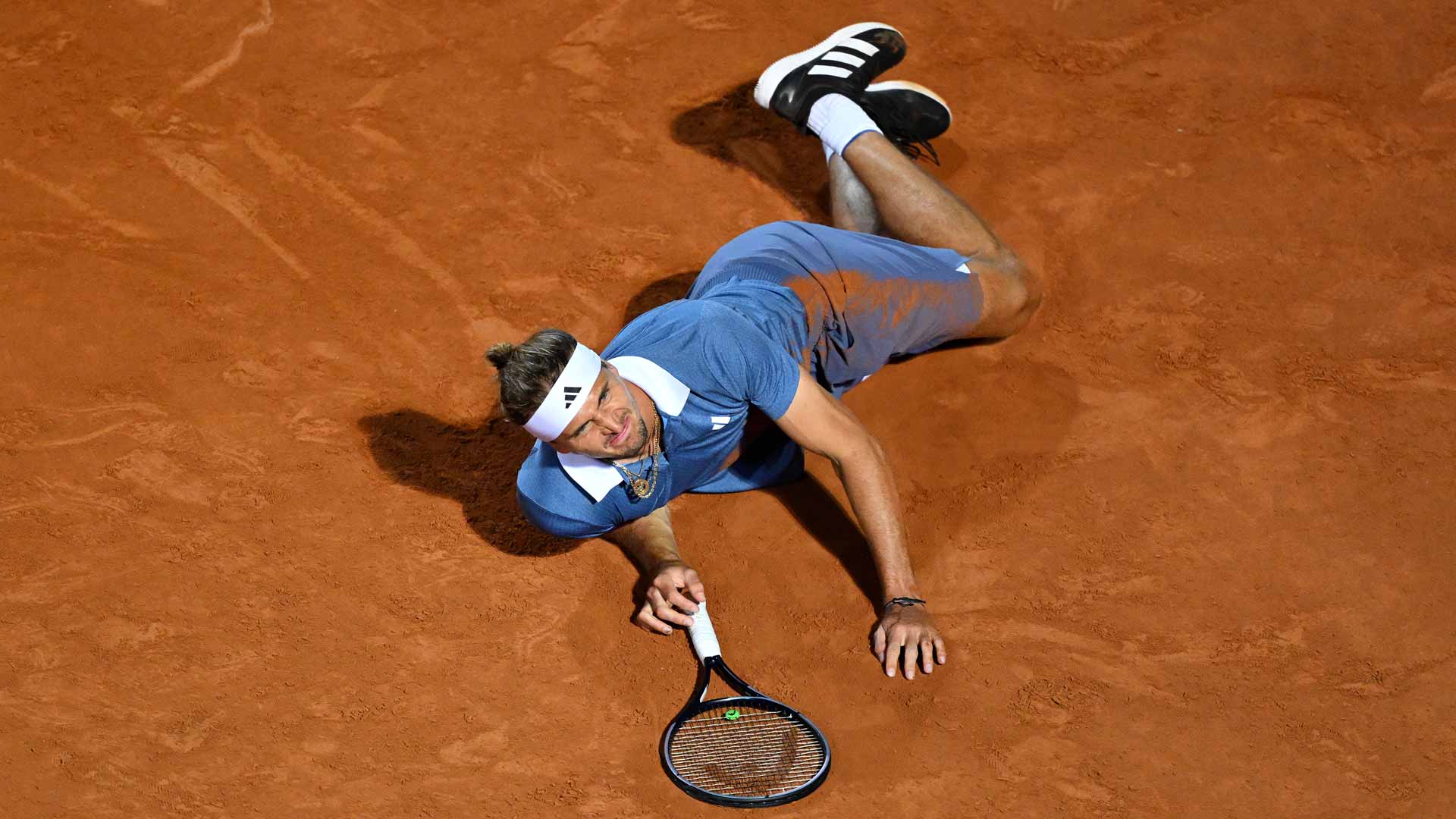 Zverev fights on after scary fall in Rome