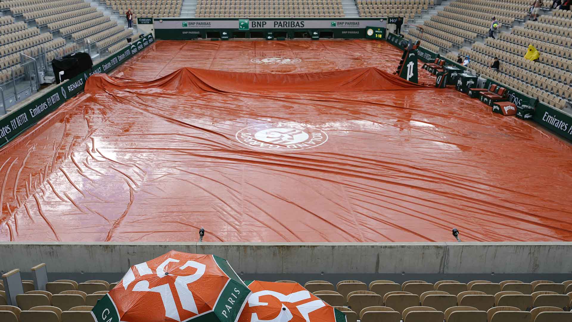 Rain suspends play at Roland Garros