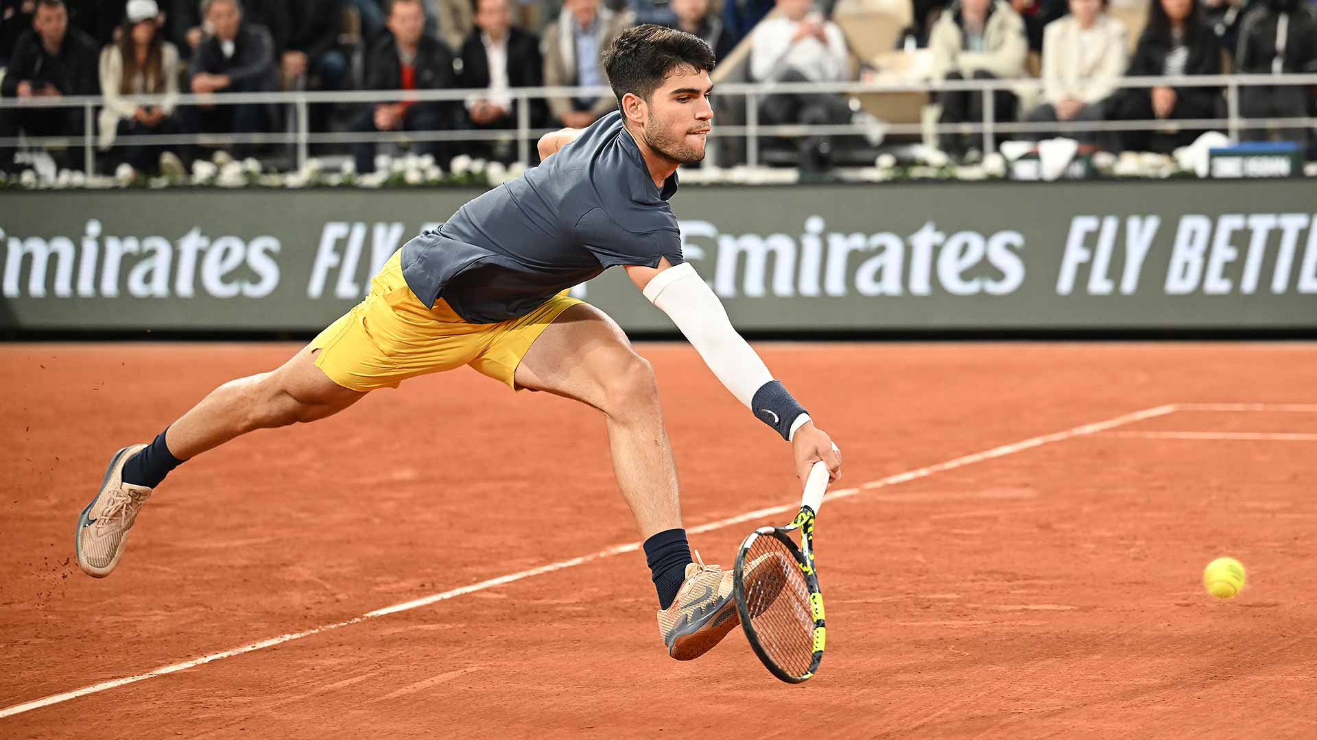 Carlos Alcaraz es estirado a cuatro sets por Jesper de Jong en segunda ronda de Roland Garros.