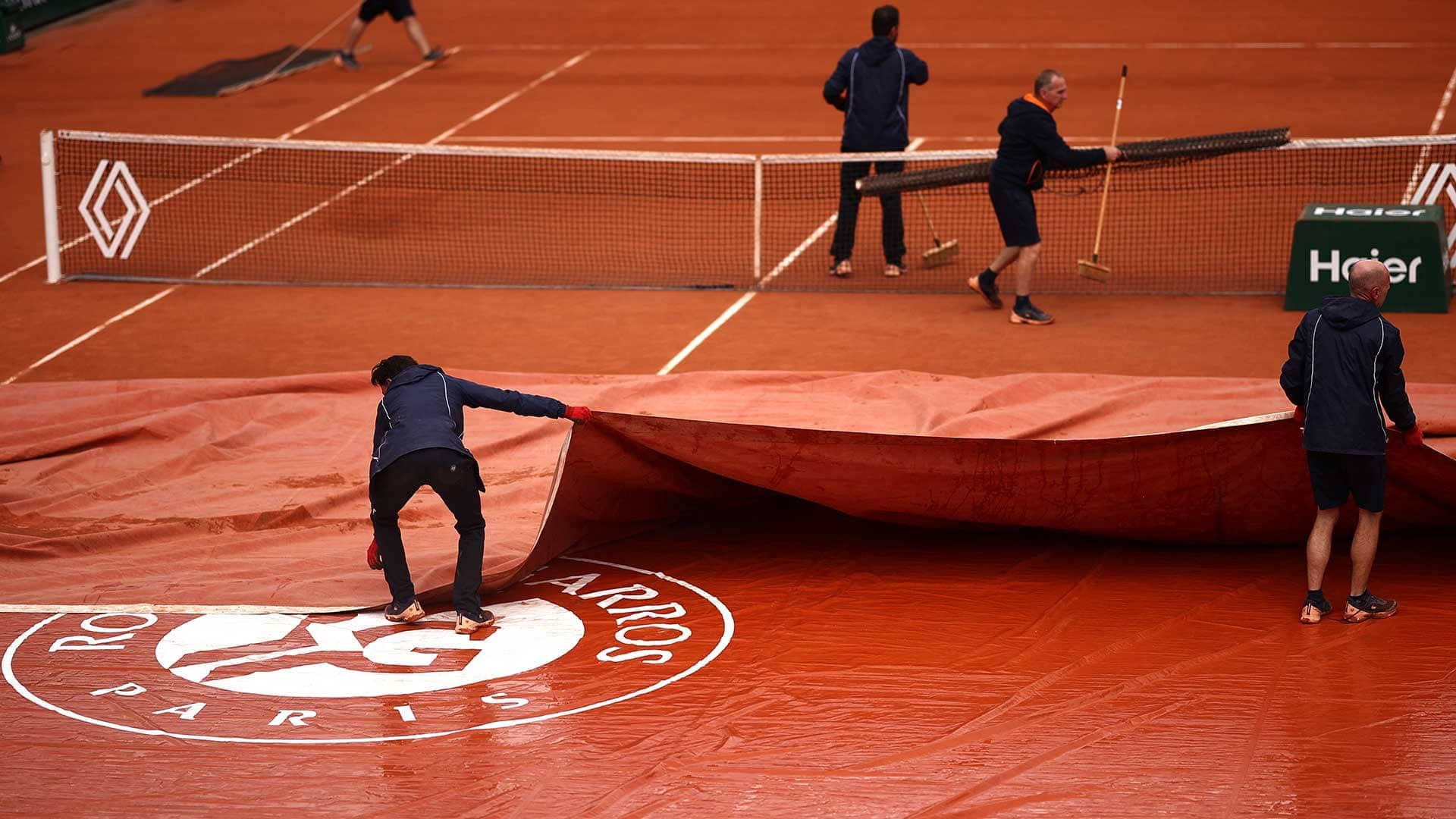 Play resumes at Roland Garros following rain