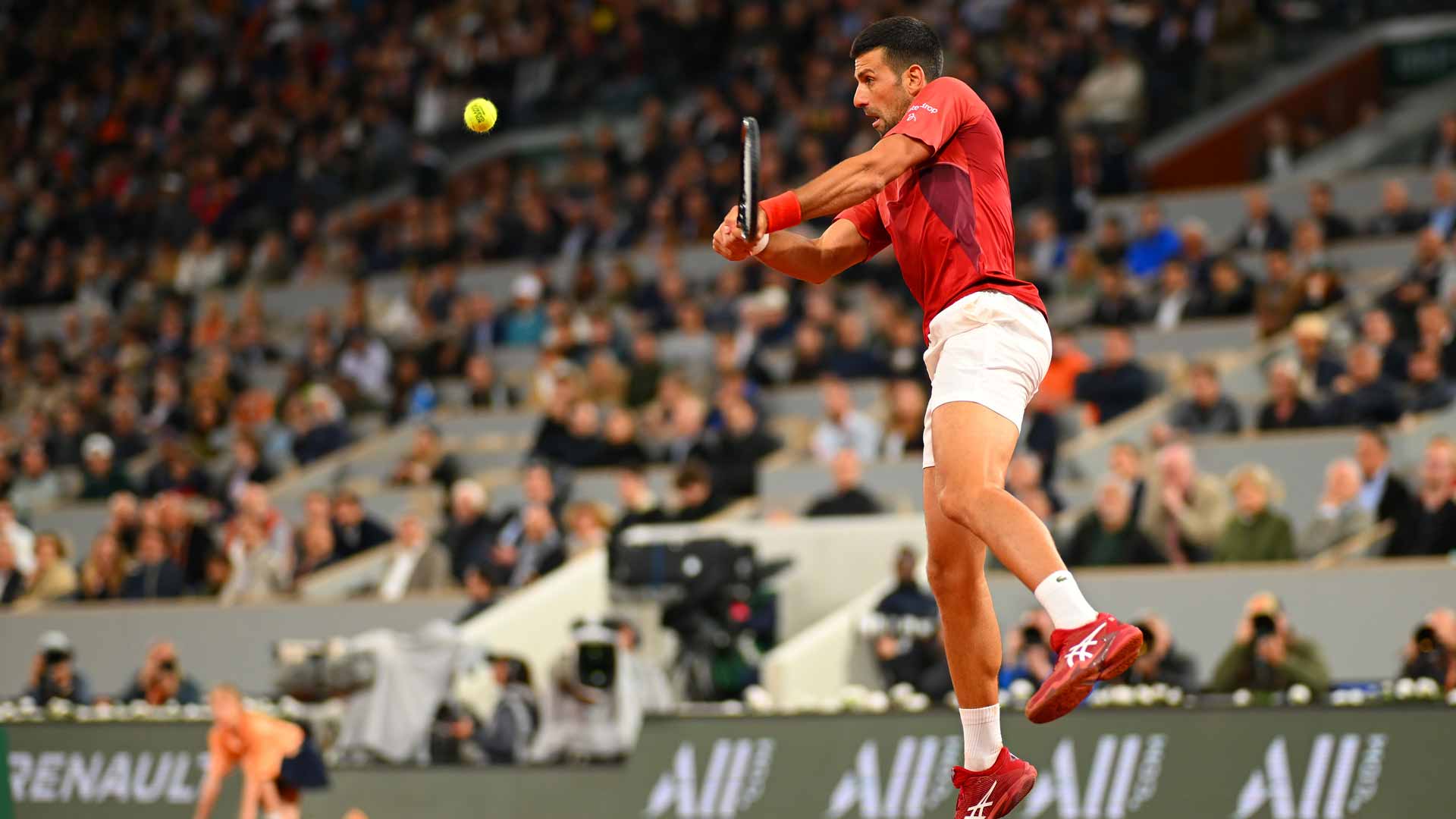 Dialled-in Djokovic advances at Roland Garros