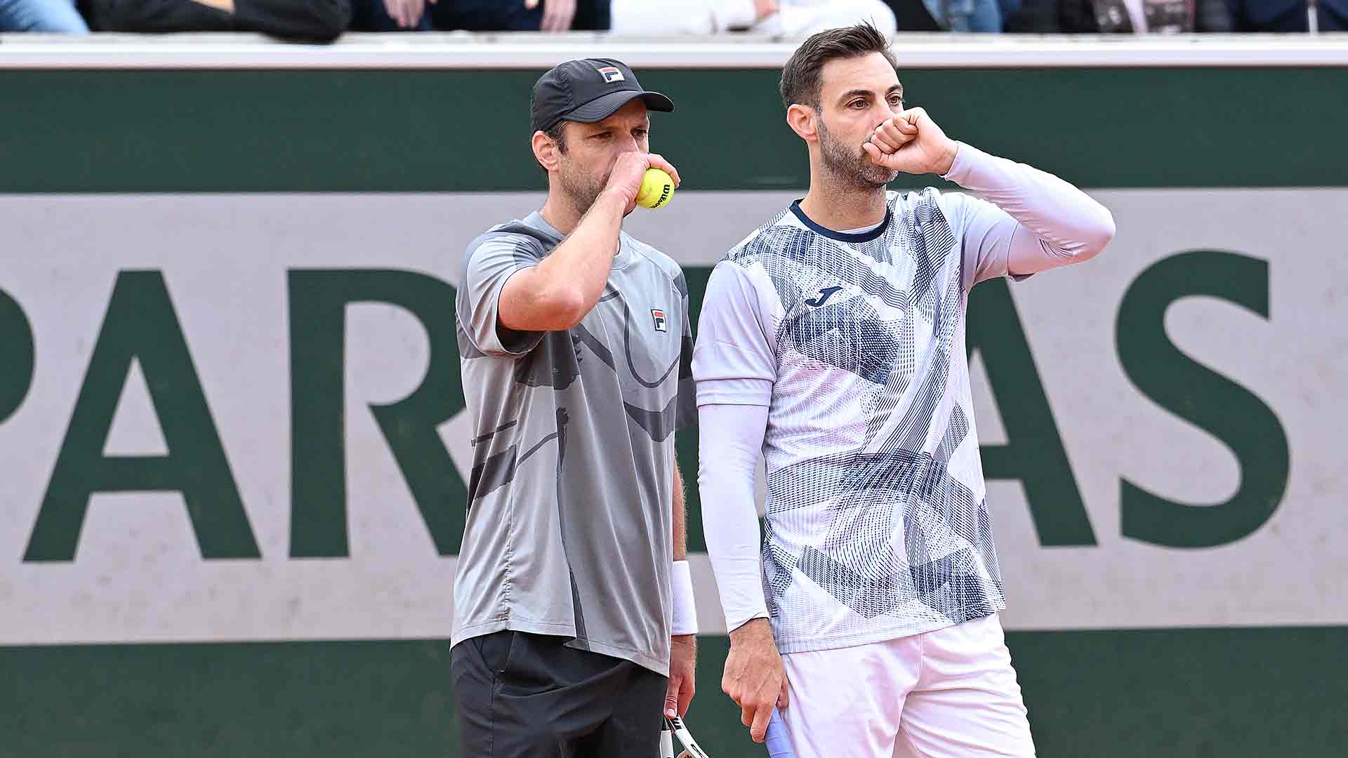 Marcel Granollers y Horacio Zeballos avanzaron este lunes a cuartos de final en París.