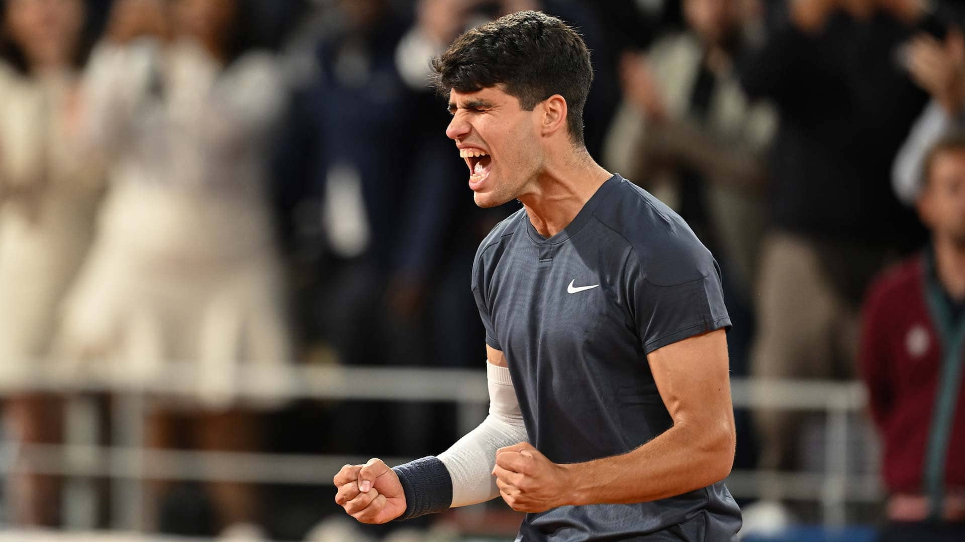 Carlos Alcaraz celebra su victoria en cuartos de final de Roland Garros.