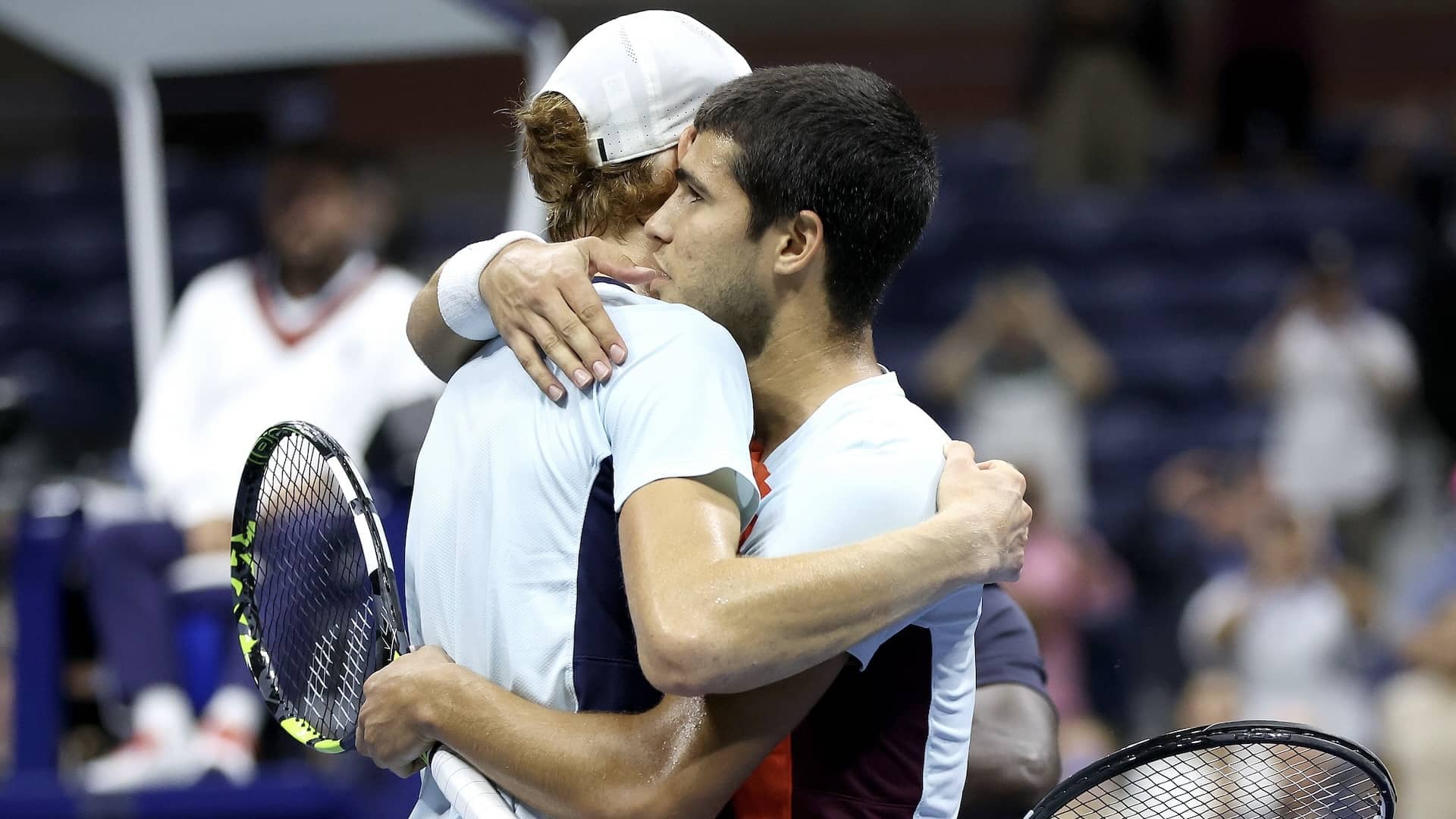 Carlos Alcaraz y Jannik Sinner se abrazan tras jugar en los cuartos de final del US Open 2022.