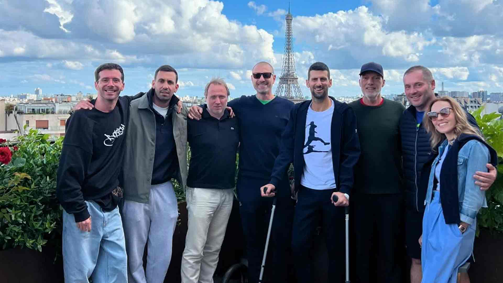 Novak Djokovic, junto a su equipo, en París.