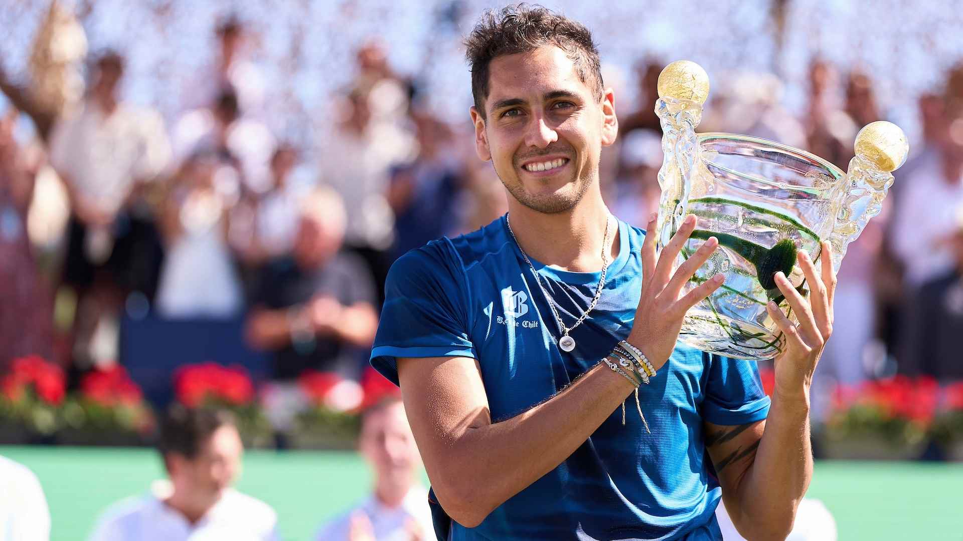 Alejandro Tabilo sostiene el trofeo de campeón en el Mallorca Championships presented by Waterdrop 2024.