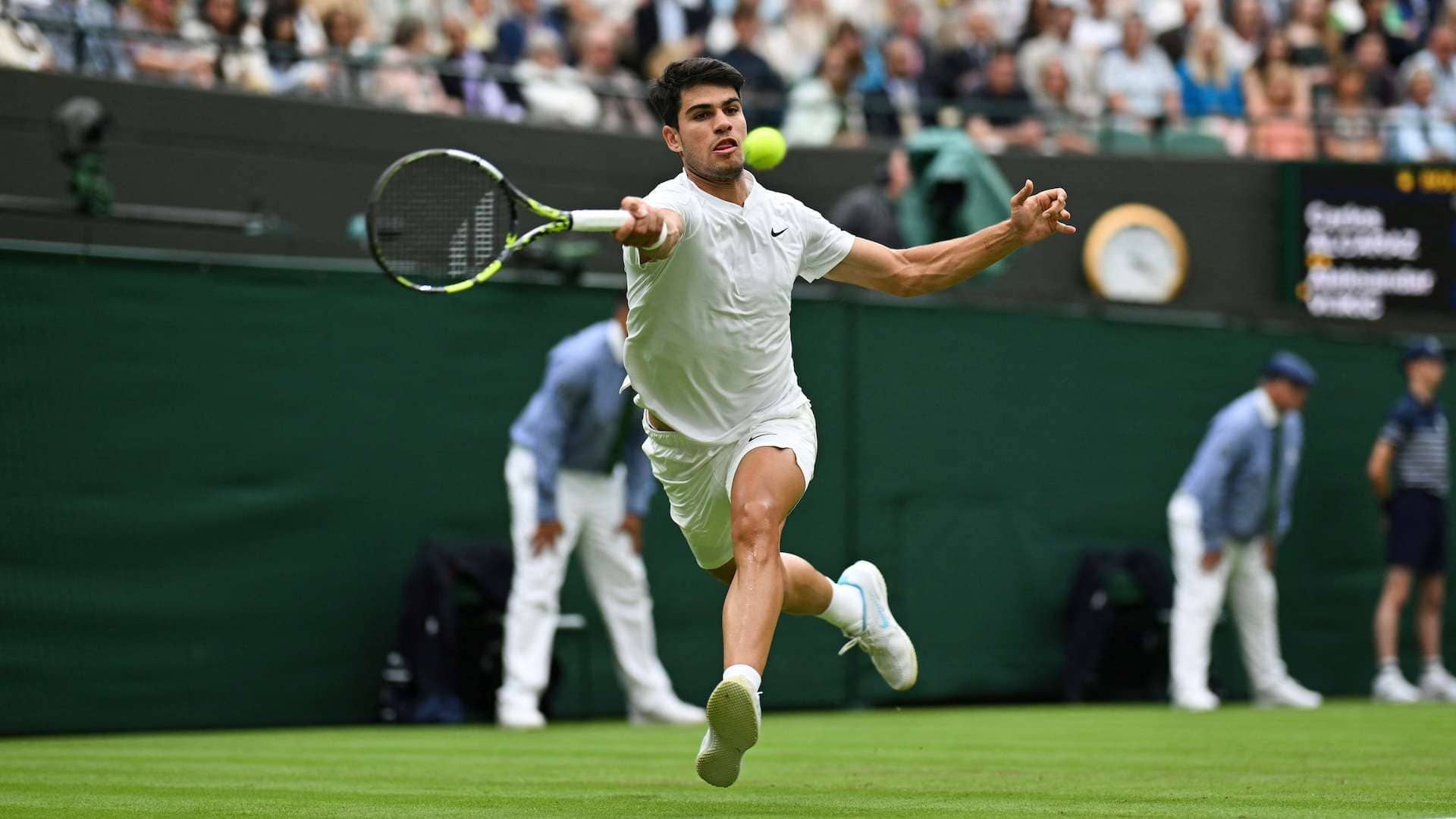 Carlos Alcaraz compite ante Aleksandar Vukic en la segunda ronda de Wimbledon.