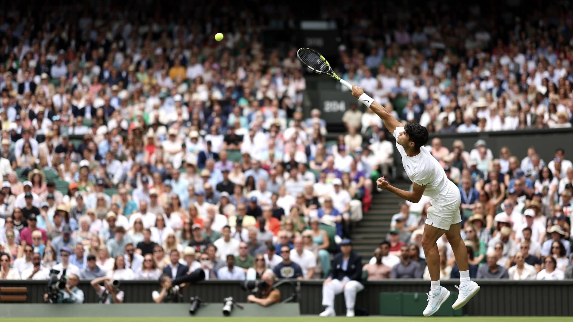 Carlos Alcaraz, al saque durante un partido en Wimbledon.