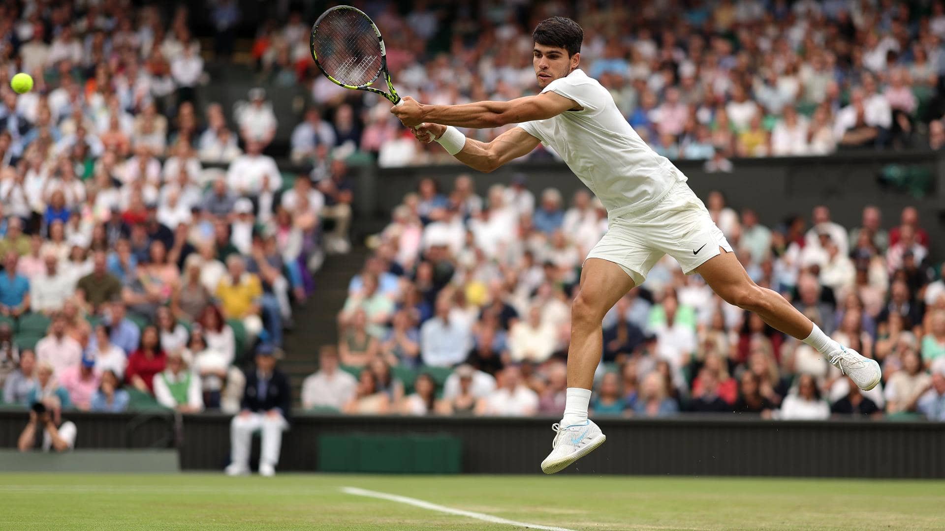Carlos Alcaraz se luce sobre césped y lleva diez triunfos seguidos en el All England.