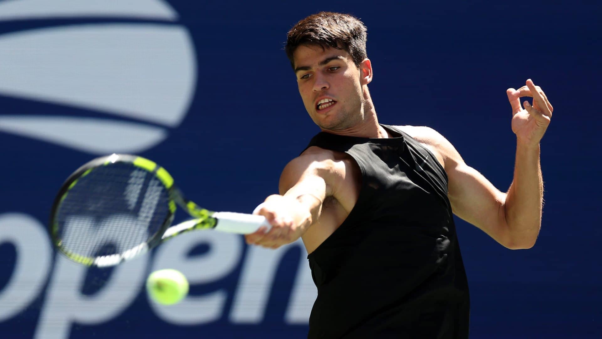 Carlos Alcaraz, campeón en Roland Garros y Wimbledon, busca dar el primer paso en Flushing Meadows.