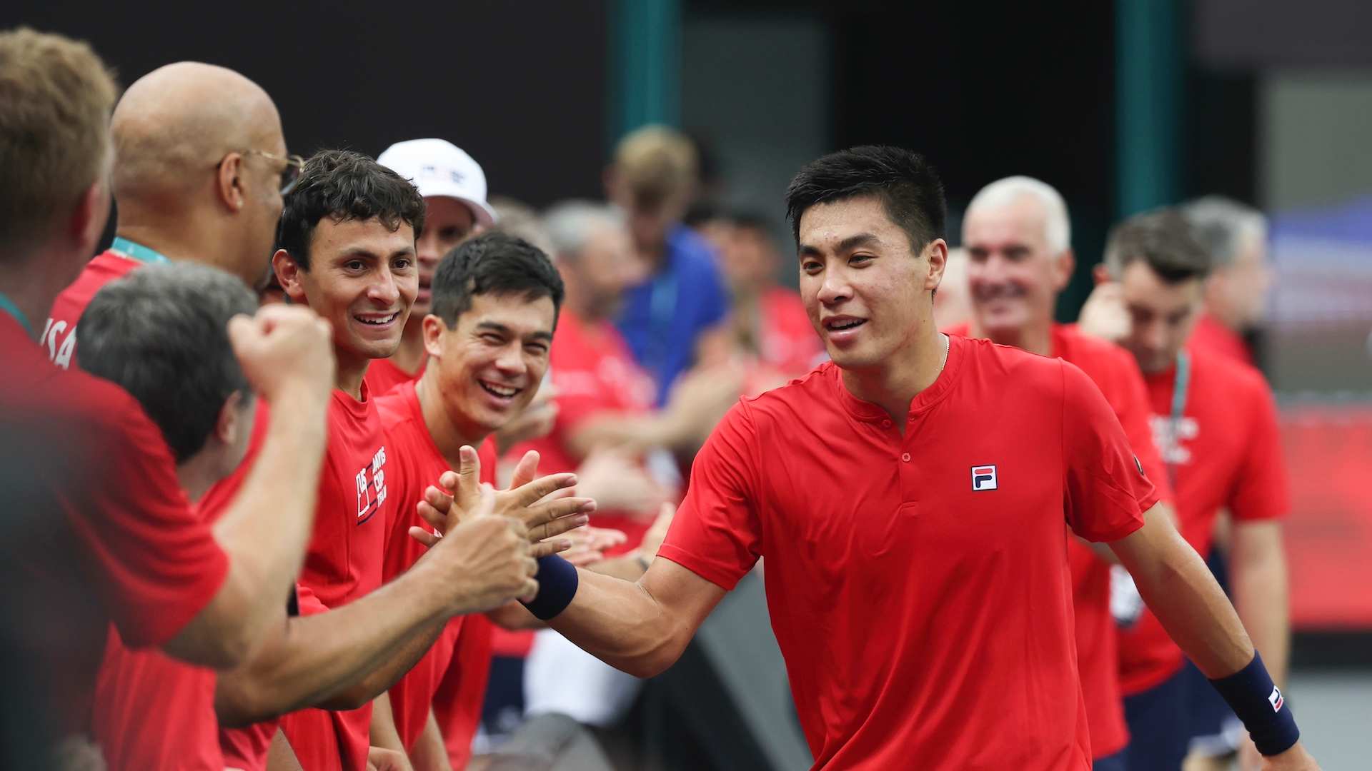 Brandon Nakashima celebra con el equipo estadounidense la victoria ante Chile en Copa Davis.