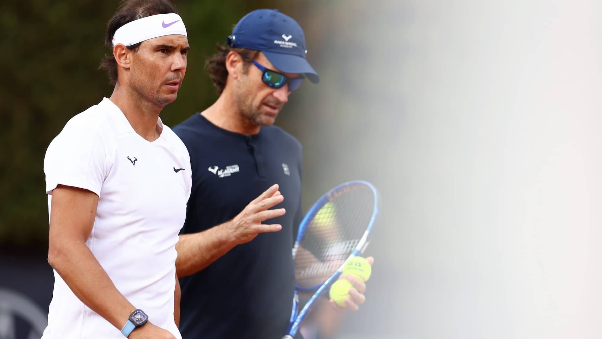 Rafael Nadal y Carlos Moyà, en un entrenamiento en Roland Garros.