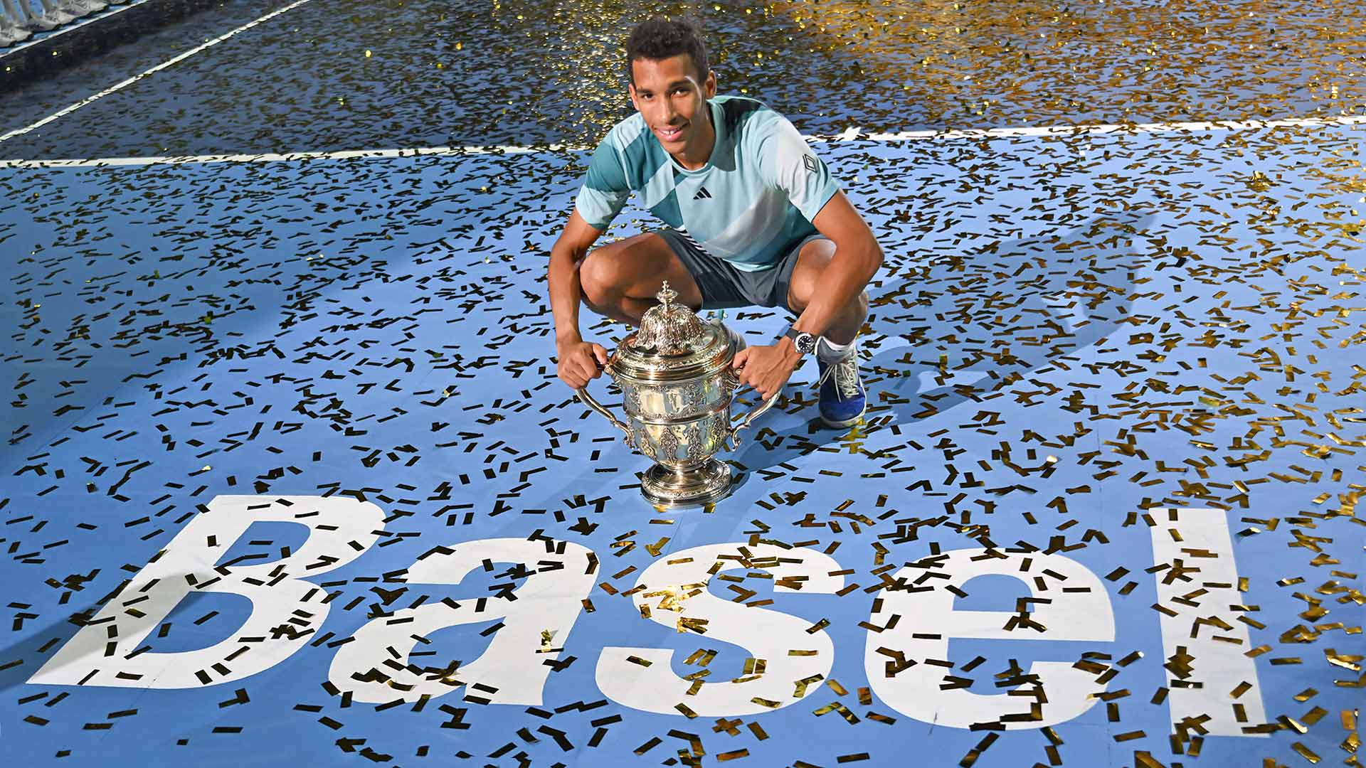 Felix Auger-Aliassime celebra la defensa de su corona en el Swiss Indoors Basel 2023.