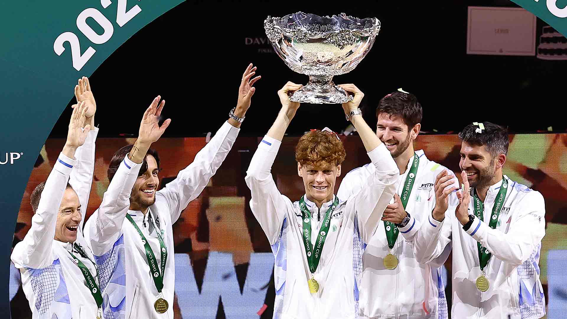 Jannik Sinner levanta el trofeo en la Copa Davis 2024 junto al equipo italiano.