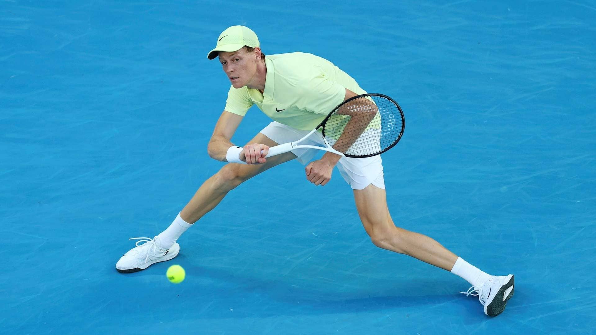 Jannik Sinner compite ante Marcos Giron en la tercera ronda del Abierto de Australia 2025.