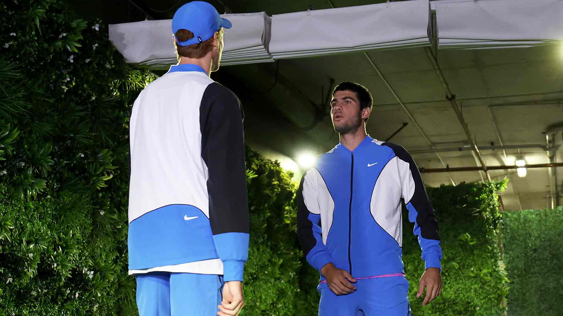 Carlos Alcaraz y Jannik Sinner durante un partido en Indian Wells.