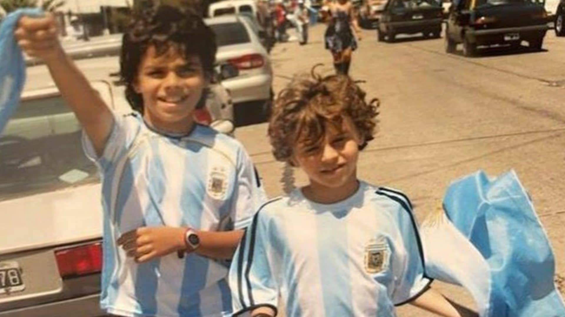 Francisco y Juan Manuel Cerúndolo, en 2008, yendo a ver un partido de tenis cuando con ser tenistas.