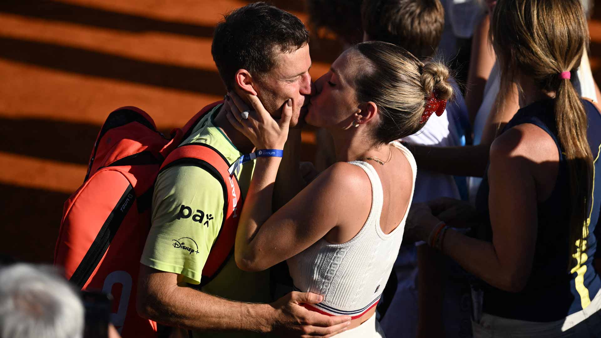 Diego Schwartzman kisses his fiancée Eugenia De Martino following his final professional match.